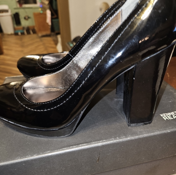 KENNETH COLE REACTION PROTO GRAPH faux patent leather platform pumps - Picture 6 of 7